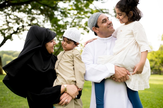 Photo muslim family having a good time outdoors