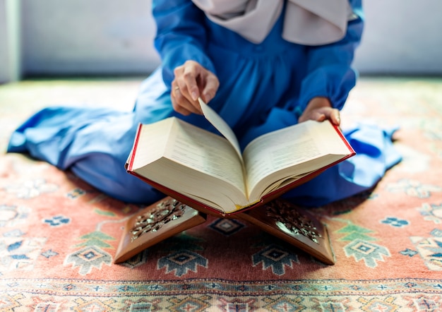 Photo muslim woman reading from the quran