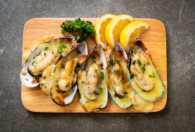 mussel baked with cheese  