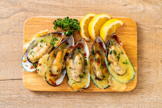 mussel baked with cheese  