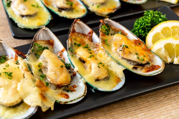 mussel baked with cheese  