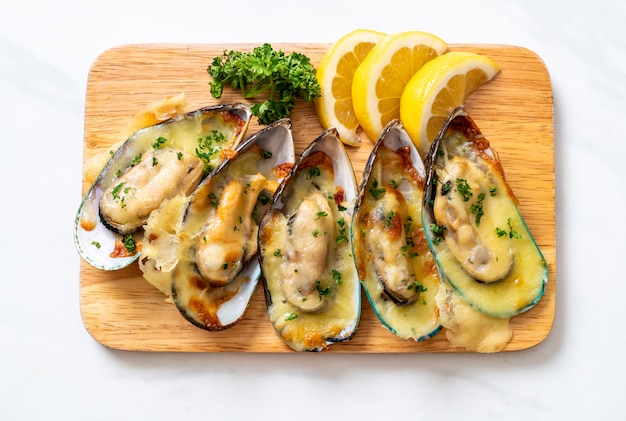 mussel baked with cheese  