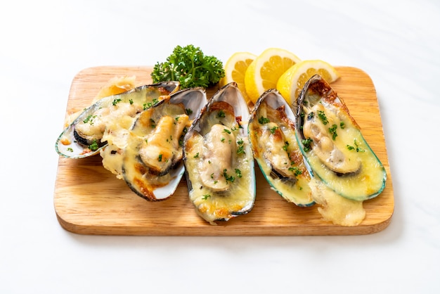 mussel baked with cheese  