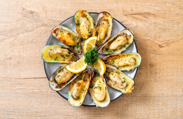 mussel baked with cheese  