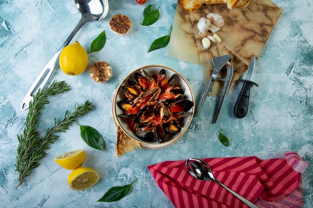 Mussels in Plate served with tomatos, toast and lemon