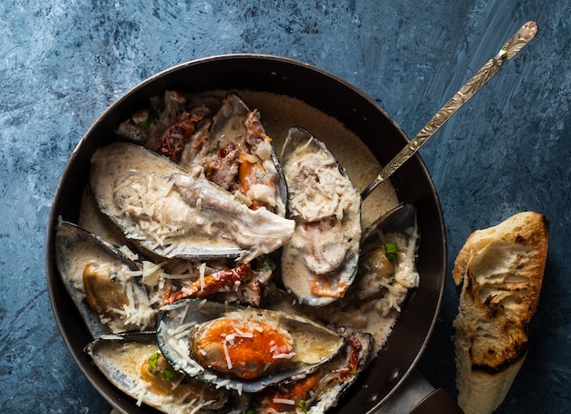 Mussels with Blue Cheese Sauce and Garlic Baguette.