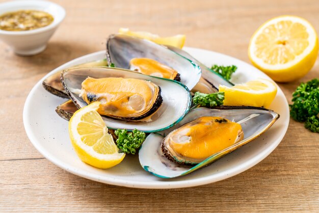 mussels with lemon and parsley