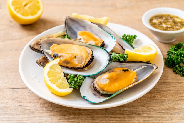 mussels with lemon and parsley