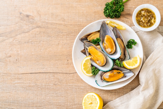 mussels with lemon and parsley