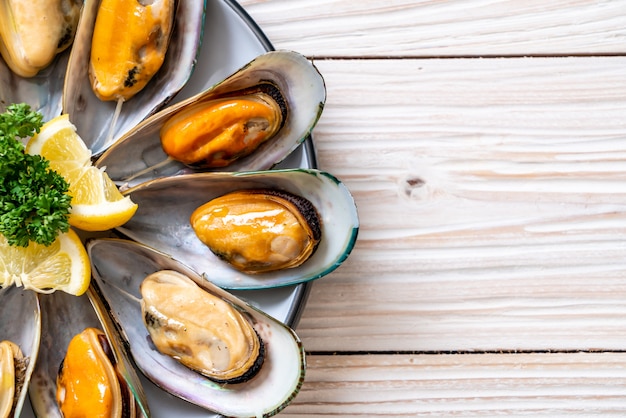 mussels with lemon and parsley