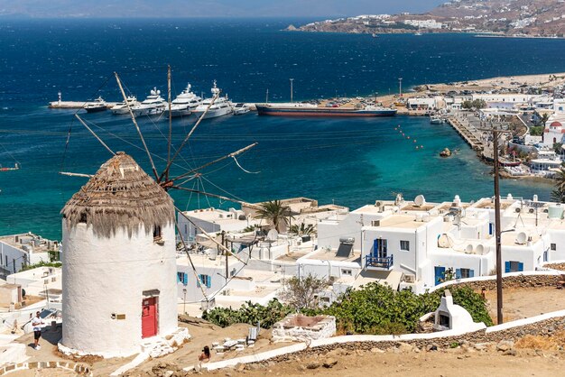 Photo mykonos is a greek island part of the cyclades lying between tinos syros paros and naxos