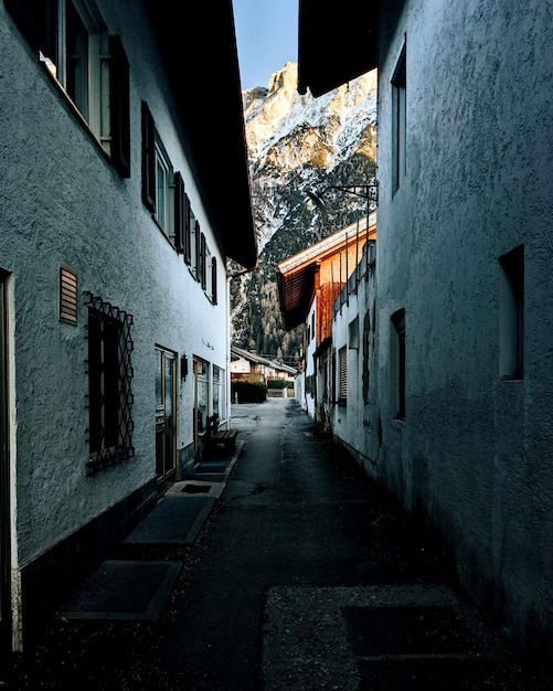 Photo narrow alley amidst buildings in city