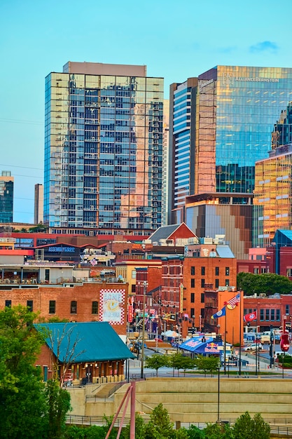 Photo nashville downtown skyline blend of old and new at golden hour