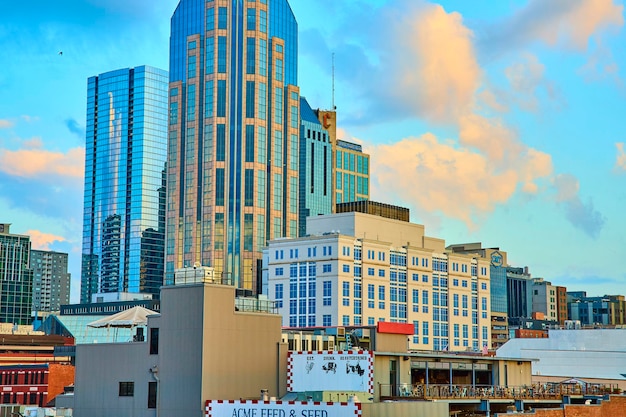 Photo nashville skyline with skyscrapers up close at golden hour