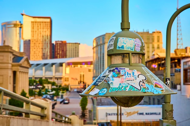 Photo nashville street art and skyline at golden hour eyelevel view