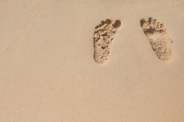 Photo natural texture and background. sand beach. footprints on brown sand close up