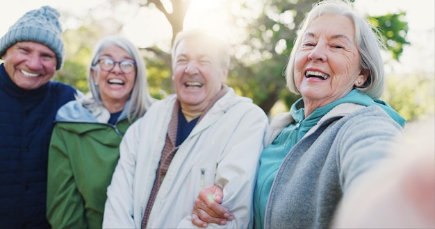 Photo nature selfie face or elderly happy friends bond together care and memory photo of old woman mature man or club natural morning freedom park portrait or senior group for outdoor profile picture