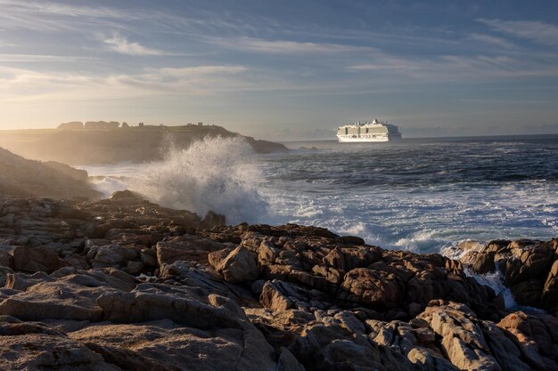 Photo navigating galicia a cruise ships voyage past rugged shores