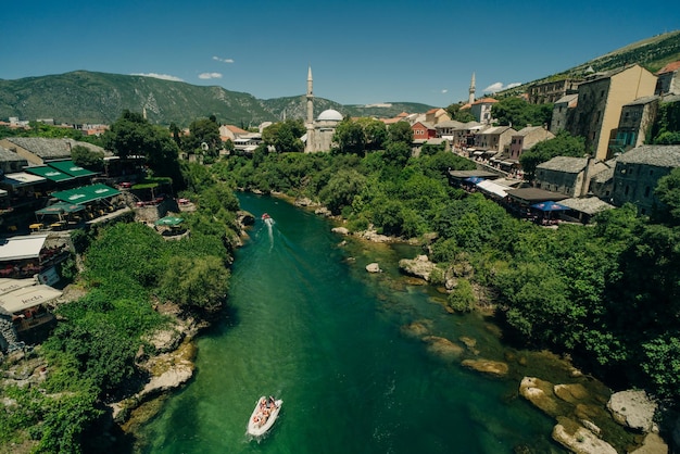 Photo neretva river flowing through the city of mostar in bosnia and herzegovina