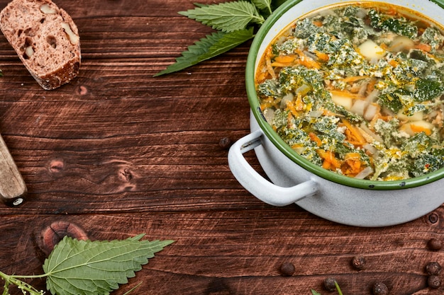 Photo nettle soup in a saucepan stinging nettle soup healthy food copy space