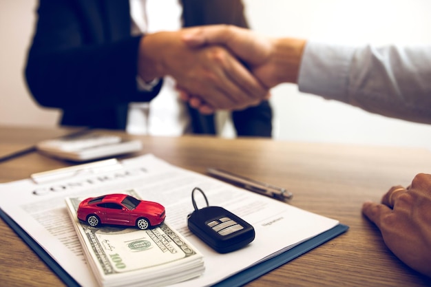 Photo new car buyers and car salesmen are shaking hands to make agreements about car sales