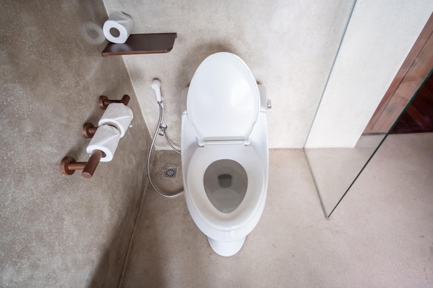 Photo new ceramic toilet bowl and toilet paper cleaning wc lifestyle and personal hygiene concept