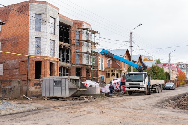 New construction building Repair the house with a crane