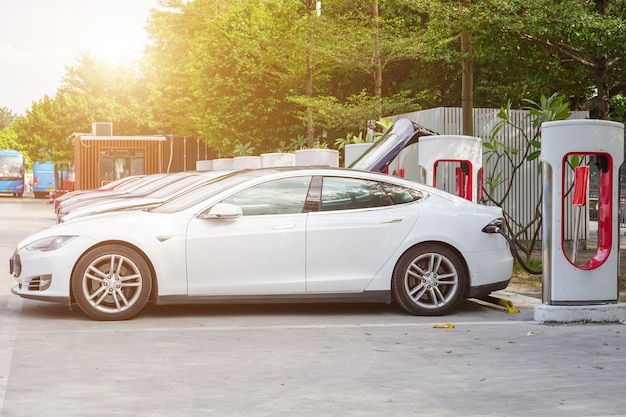 New energy vehicle charging station