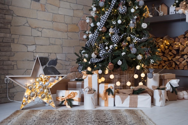 Photo new year interior with christmas tree and gifts, home comfort