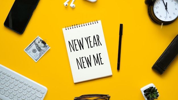 Photo new year new me text in open notepad on yellow background setting goals and new years resolution new