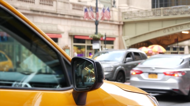 Photo new york city grand central terminal railway station 42 street manhattan people yellow taxi usa