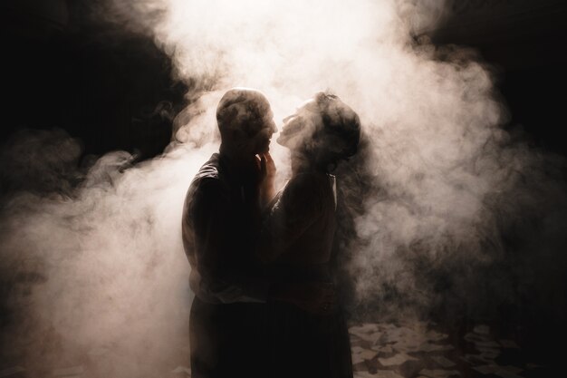 Photo newlyweds dancing among smoke