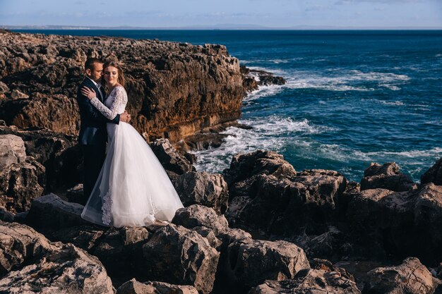 The newlyweds in each others arms and closed their eyes