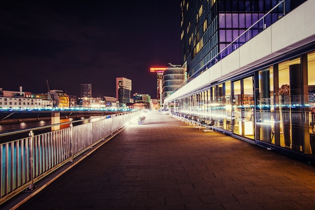 Photo night city landscape dyusildorf. media harbor germany