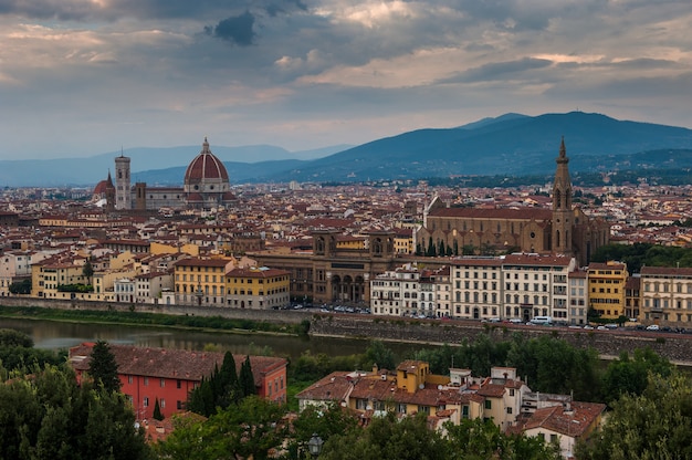 Photo night panorama of florence, italy. beautiful view