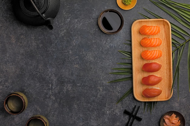 Photo nigiri sushi set with salmon and tuna served on bamboo plate