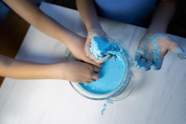 Non newtonian fluid kids chemistry experiment