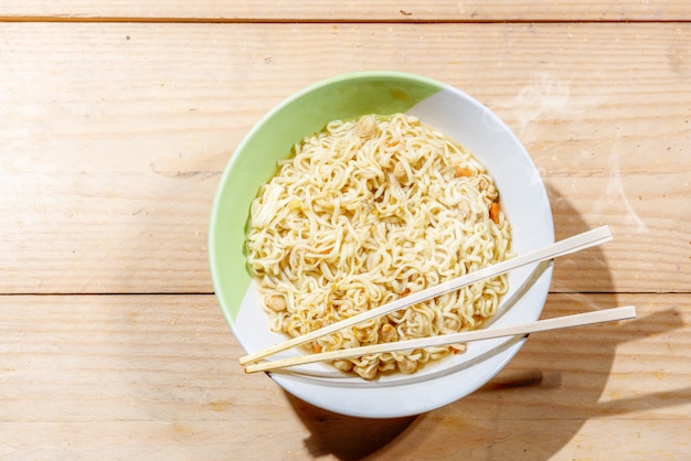 Photo noodles on the bowl with chopstick