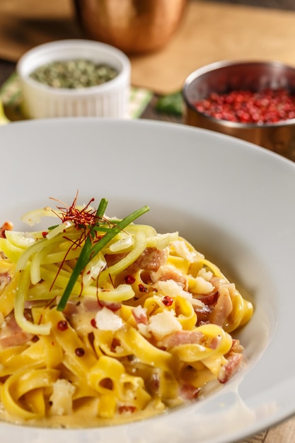 Noodles with cheese and prosciutto