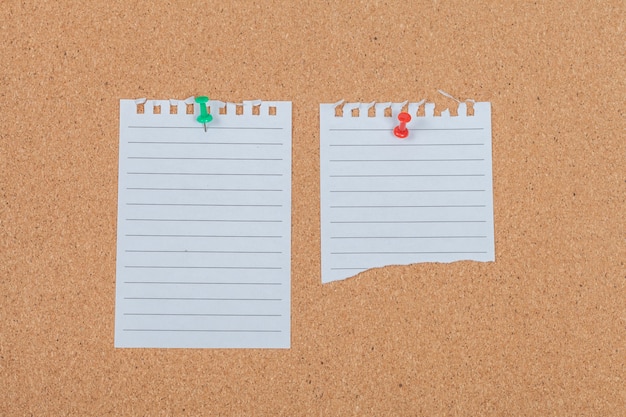 Note paper with  pin on the cork board