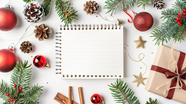 Photo a notebook with a christmas tree and a notepad on it