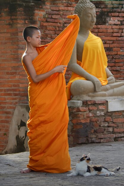 Photo a novice wearing a tri-robe at wat yai chaimongkol, ayutthaya, thailand, may 21, 2021.