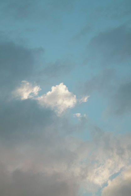 Nubes blancas con cielo azul