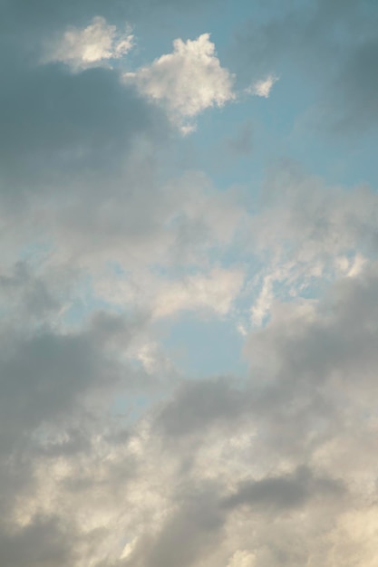 Nubes blancas con cielo azul