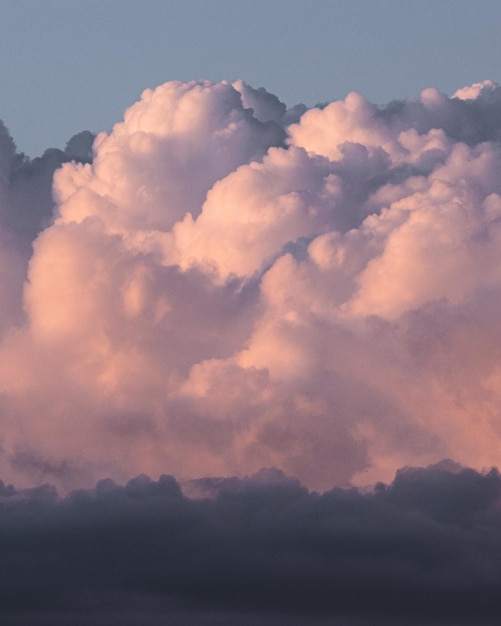 Nubes durante el atardecer en la ciudad de Vigo.