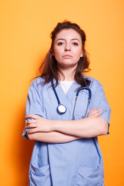 Photo nurse with arms crossed looks at camera