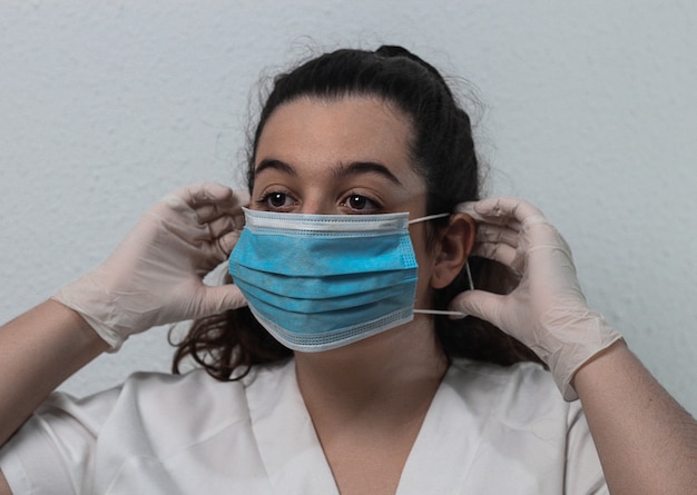 Nursing assistant with a mask to combat the coronavirus