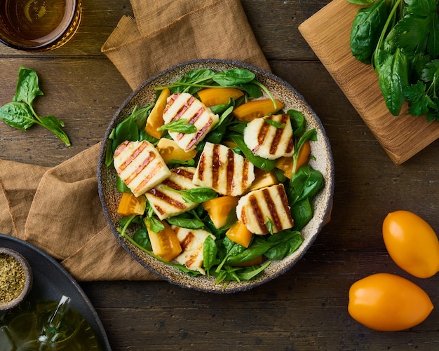 Nutritious vegetarian salad with tomatoes spinach halloumi cheese