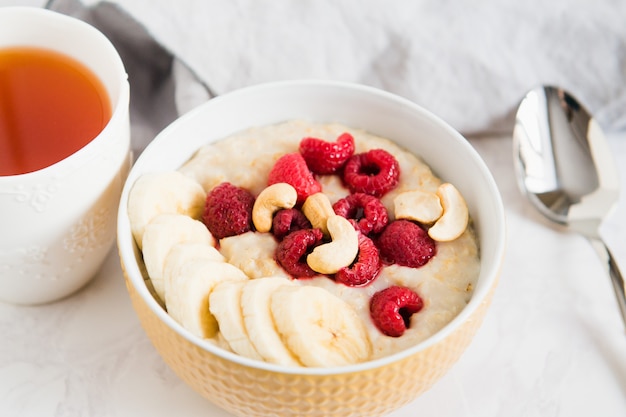 oatmeal with berries, cashews and banana