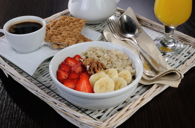 Oatmeal with strawberries and banana